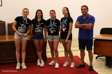 Equipo de gimnasia rítmica Senior luciendo su bronce