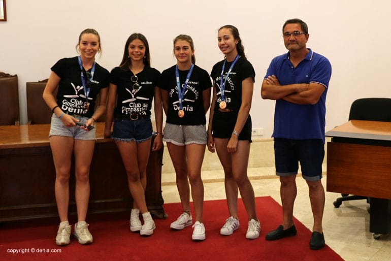 Equipo de gimnasia rítmica Senior luciendo su bronce