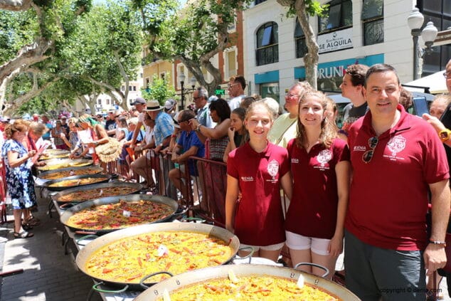 fallera mayor y fallera mayor infantil de denia en el concurso de paellas