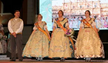 Falleras Mayores de Dénia junto a la Fallera Mayor de València