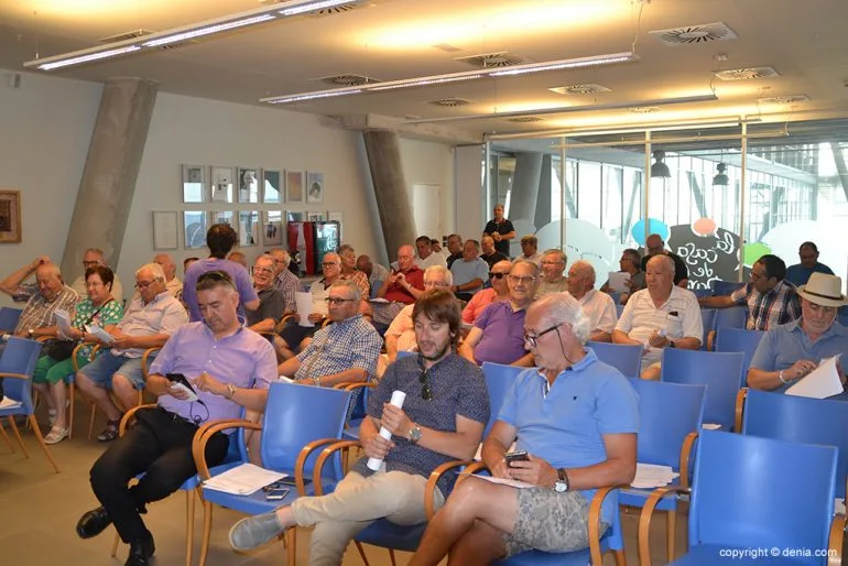 La asamblea de socios decidirá el futuro más inmediato del CD Dénia 1 grupo de socios en la asamblea del cd denia