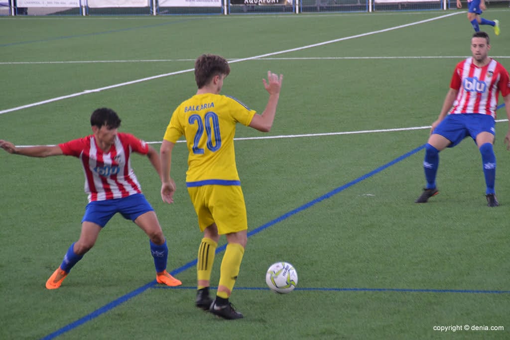 jugador dianense jugando la pelota