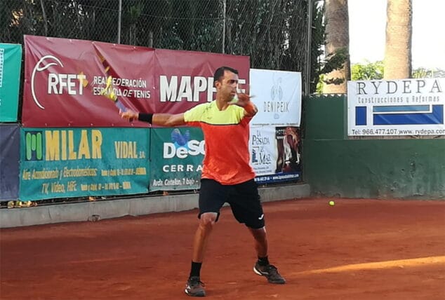 jugador preparando su golpe de derecha