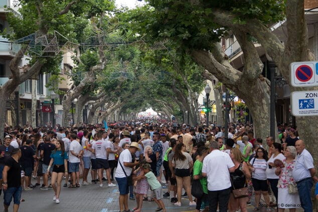 la calle campo abarrotada en el primer dia de fiestas