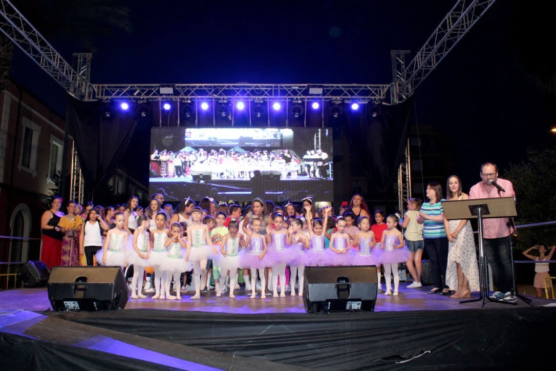 la calle la via acoge la gala de despedida de los cursos de llunatics y dinamics