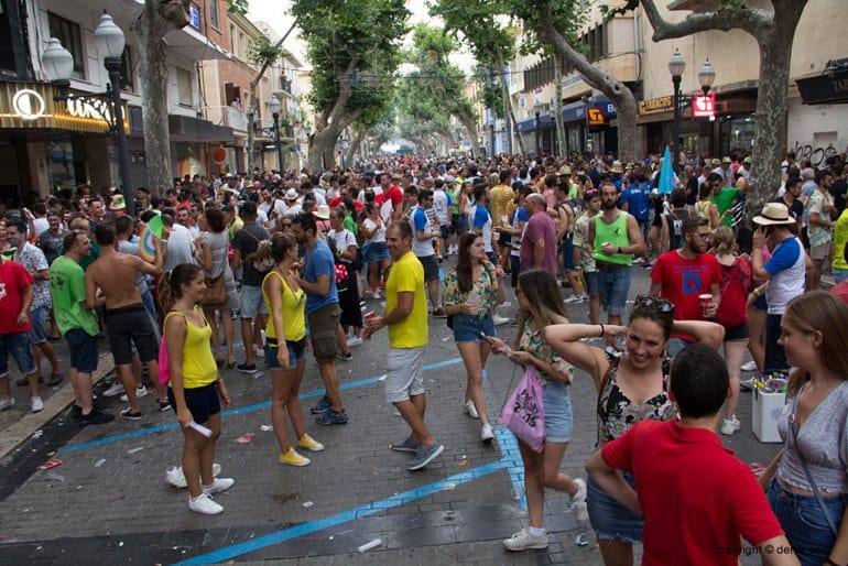La fiesta toma las calles de Dénia
