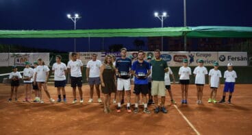 la pareja ganadora con los recogepelotas
