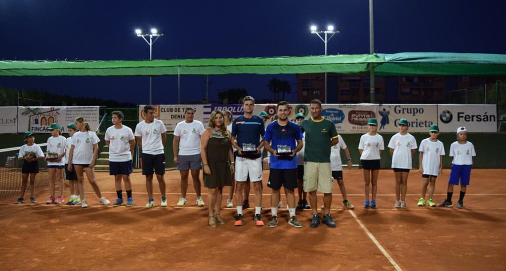 La pareja Sergio Martos y Jaume Pla ganadora del XLI Orysol Ciudad de Dénia 1 la pareja ganadora con los recogepelotas