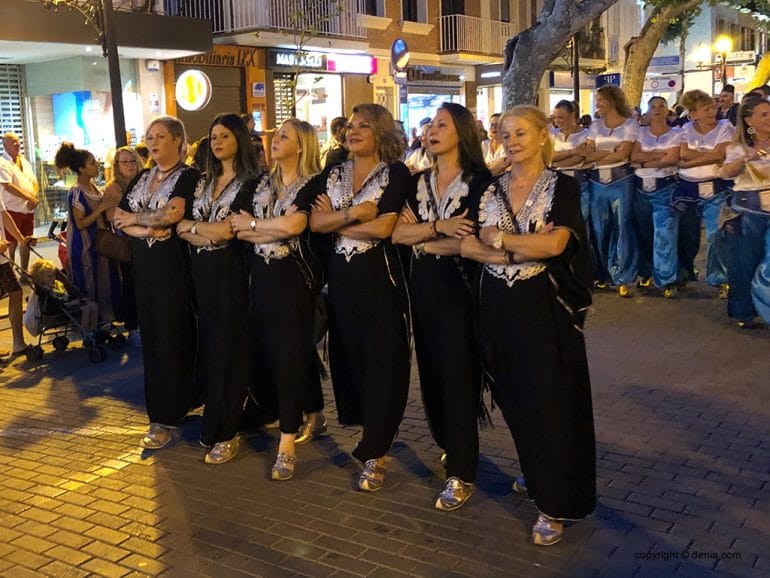 Las filàs de Moros y Cristianos desfilan en Fiestas