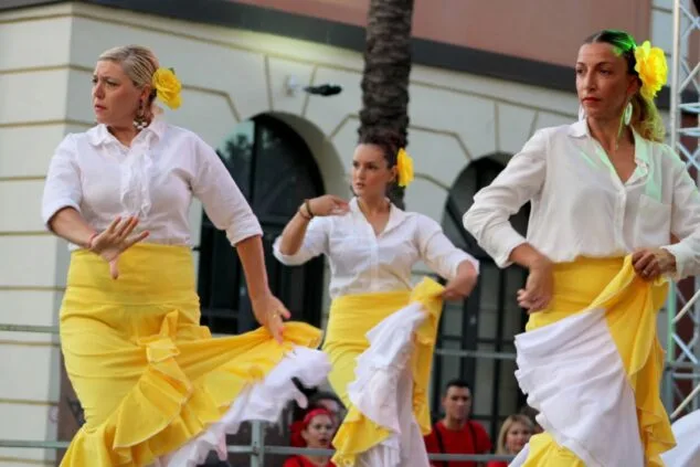 los alumnos de dinamics saltan al escenario de la via