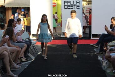 Los cargos infantiles desfilan en la pasarela de la Falla Oeste