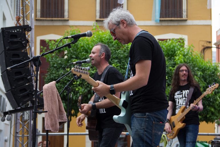 Los dianenses salen a la calle a recibir las fiestas