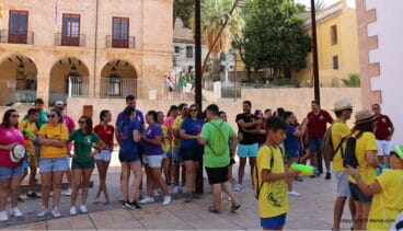 los falleros se reunen para iniciar el recorrido de cucanas 1