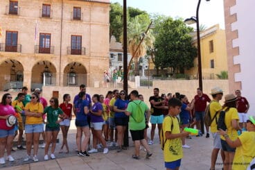 Los falleros se reunen para iniciar el recorrido de cucañas