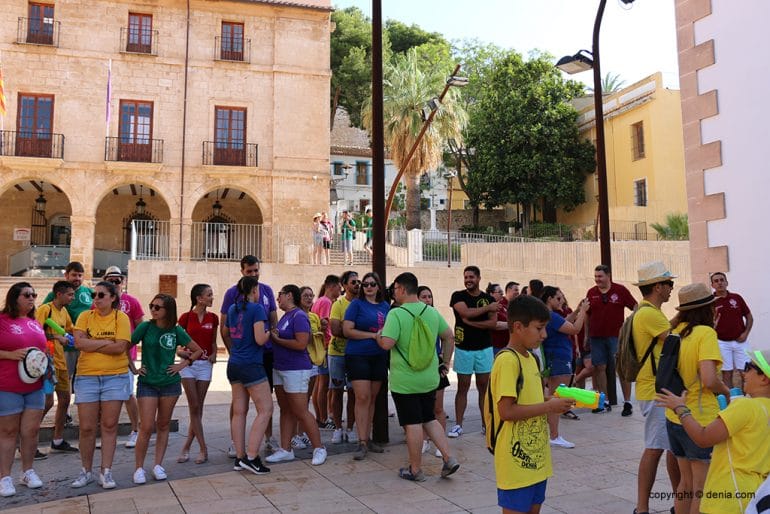 Los falleros se reunen para iniciar el recorrido de cucañas