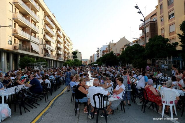 Los Quintos 2019 realizaron el reparto de cocas a más de mil personas que se congregaron ayer en la calle la Vía 7 los mayores esperan al reparto de cocas
