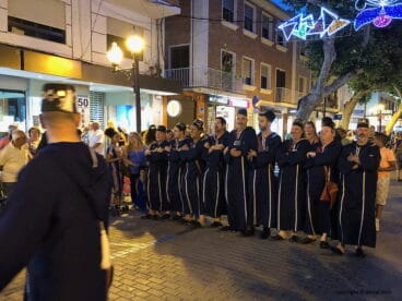 Los Moros desfilan en la entraeta festera