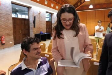 monica oltra en la entrega de premios a condenados al bordillo