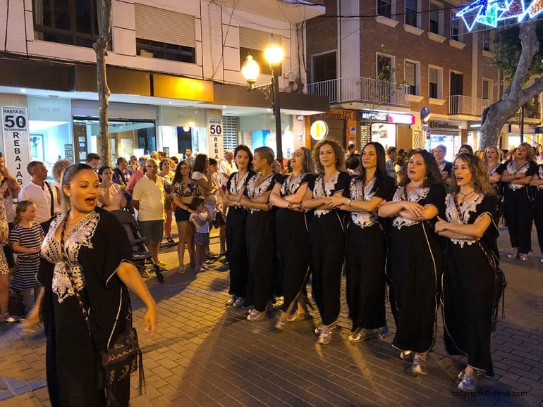 Moros y Cristianos desfilan por Fiestas en la entraeta festera