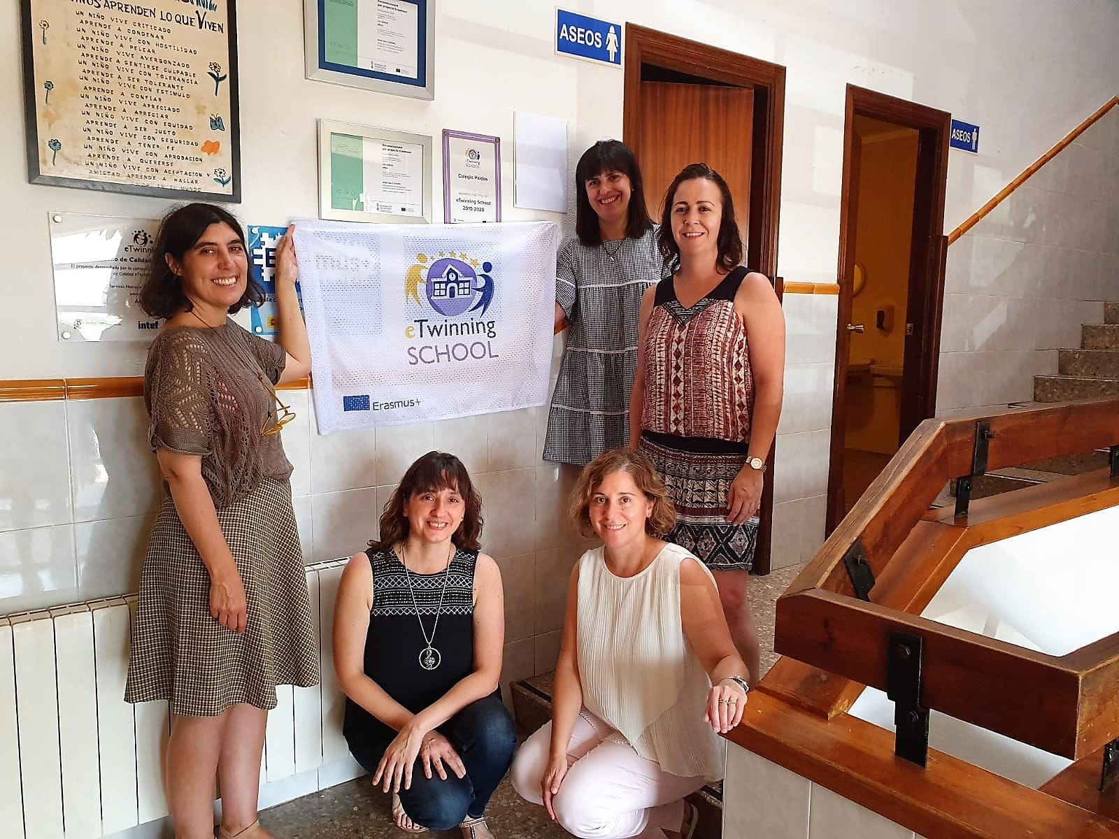 Paidos recibe una placa conmemorativa del Ministerio de Educación por su inclusión en la red eTwinning Schools 1 paidos celebra el reconocimiento del ministerio de educacion