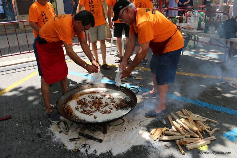 Preparación de la paella para el concurso