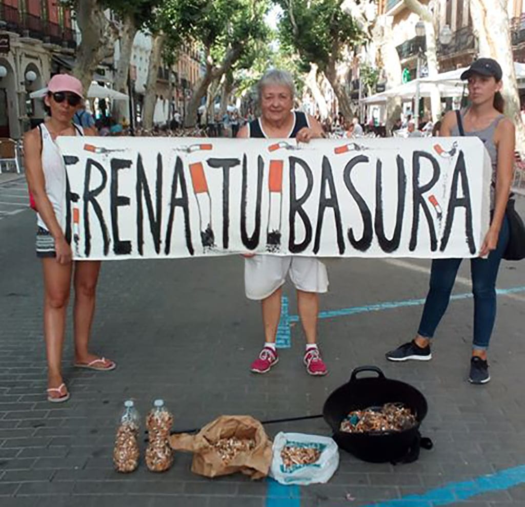 recogida simbolica de colillas en la calle campo