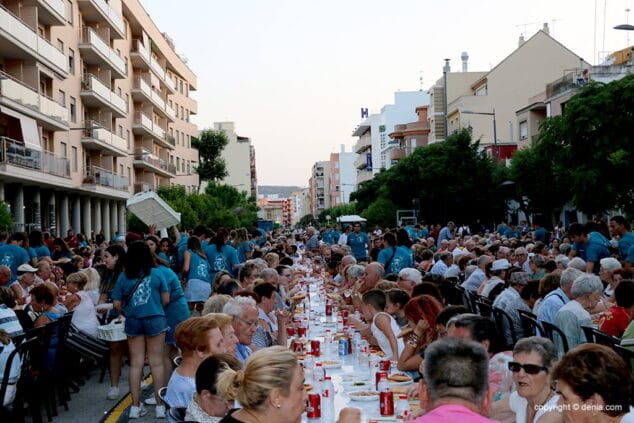 Los Quintos 2019 realizaron el reparto de cocas a más de mil personas que se congregaron ayer en la calle la Vía 3 reparto de cocas en la calle la via