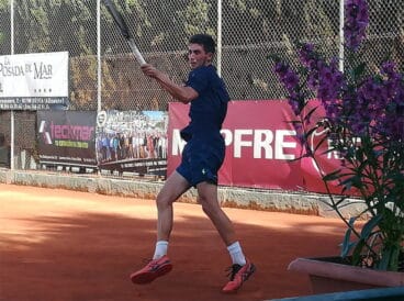 sergi perez golpeando la bola