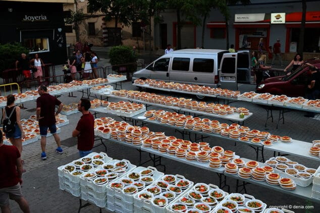 Los Quintos 2019 realizaron el reparto de cocas a más de mil personas que se congregaron ayer en la calle la Vía 2 todo listo para ser repartido a los mayores
