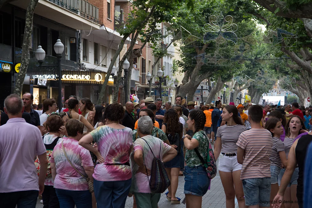 Varios centenares de personas celebran las fiestas en el centro de la calle Campo