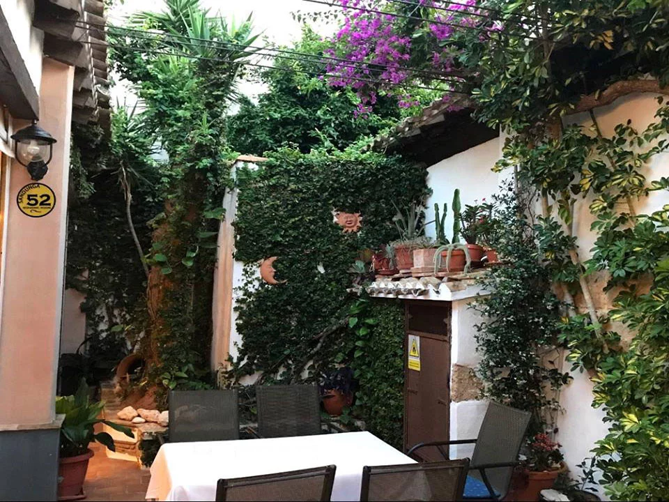 Restaurante con patio interior en Dénia – Sandunga 52