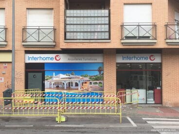 Acera acordonada por el desprendimiento de un balcón