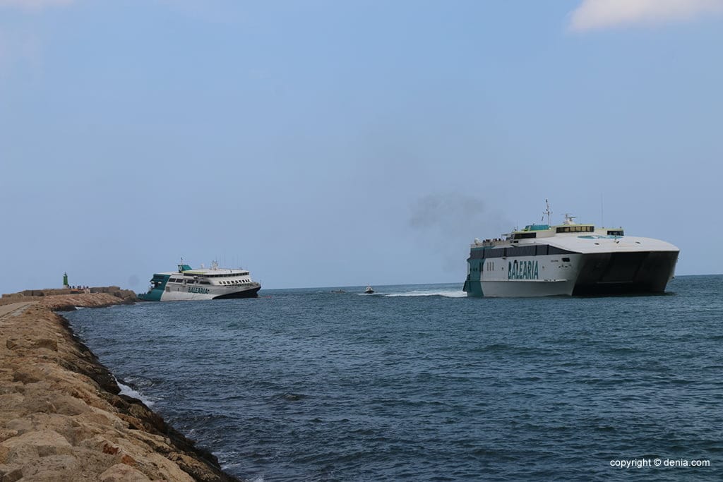 balearia encallado en la bocana del puerto