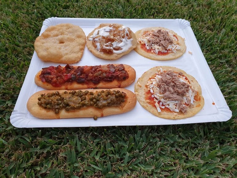 Bandeja de cocas tradicionales de La Marina - La Coquería