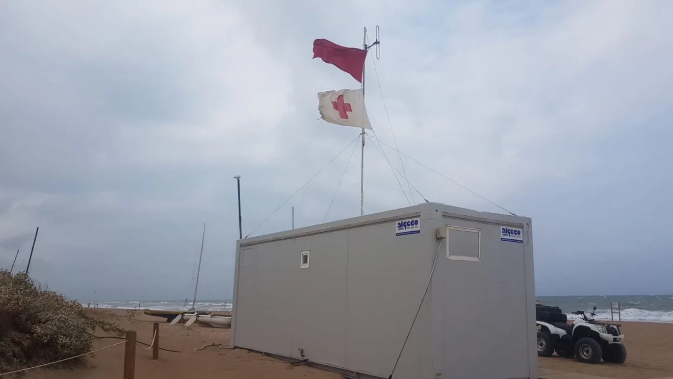 Bandera roja en la playa