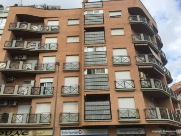 Caen trozos de un balcón a la acera tras la tromba de agua