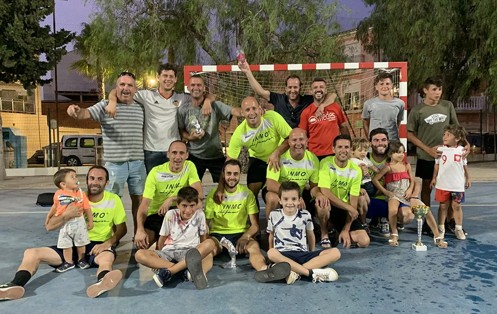 La plantilla al completo del Denigrés celebra su victoria