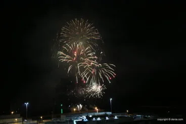 castillo de fuegos artificiales en el puerto