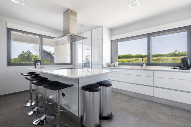 cocina con isla alquiler de vacaciones quality rent a villa