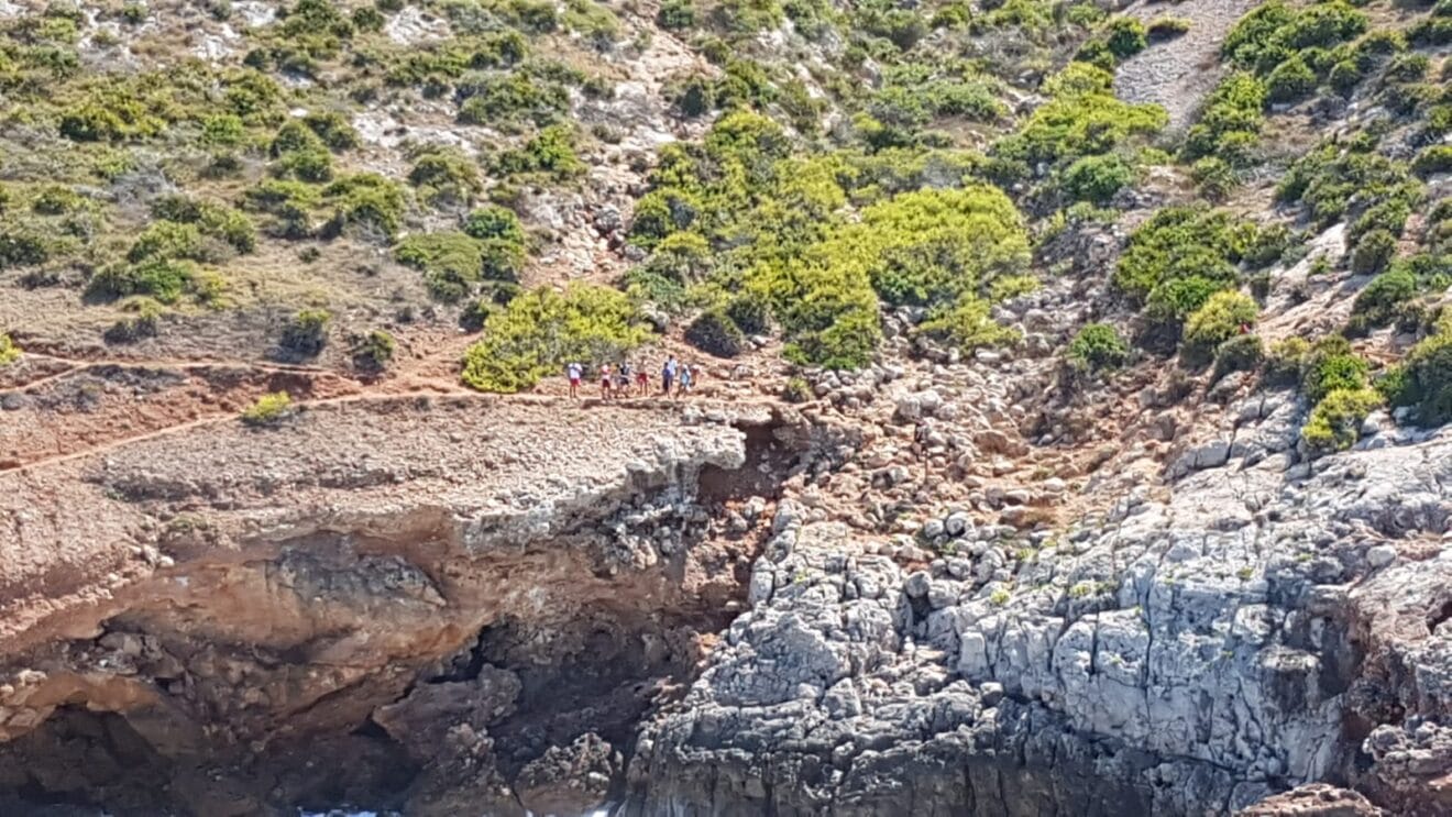 Cruz Roja ayuda a los excursionistas en Cova Tallà