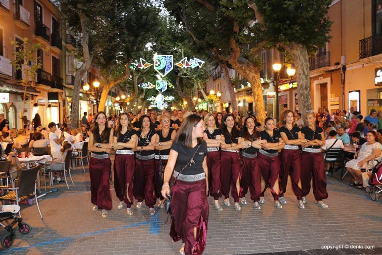 Desfile previo a la recepción mora 18