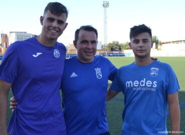 Dos jugadores del juvenil dianense con su entrenador
