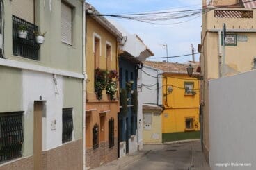 El barrio Les Roques se llena de flora 01