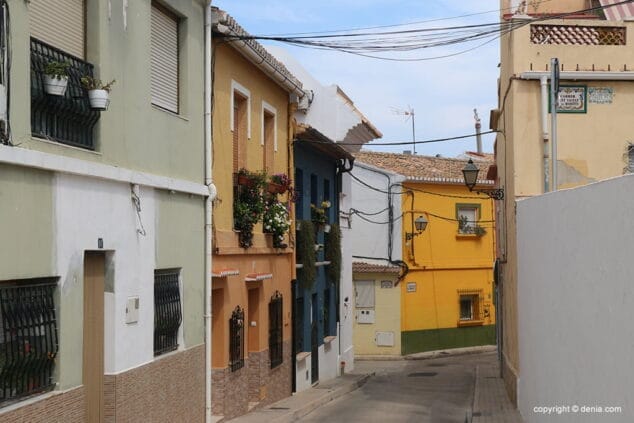el barrio les roques se llena de flora 01