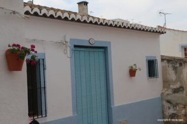 El barrio Les Roques se llena de flora 08