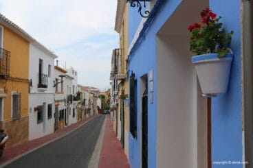 el barrio les roques se llena de flora 09