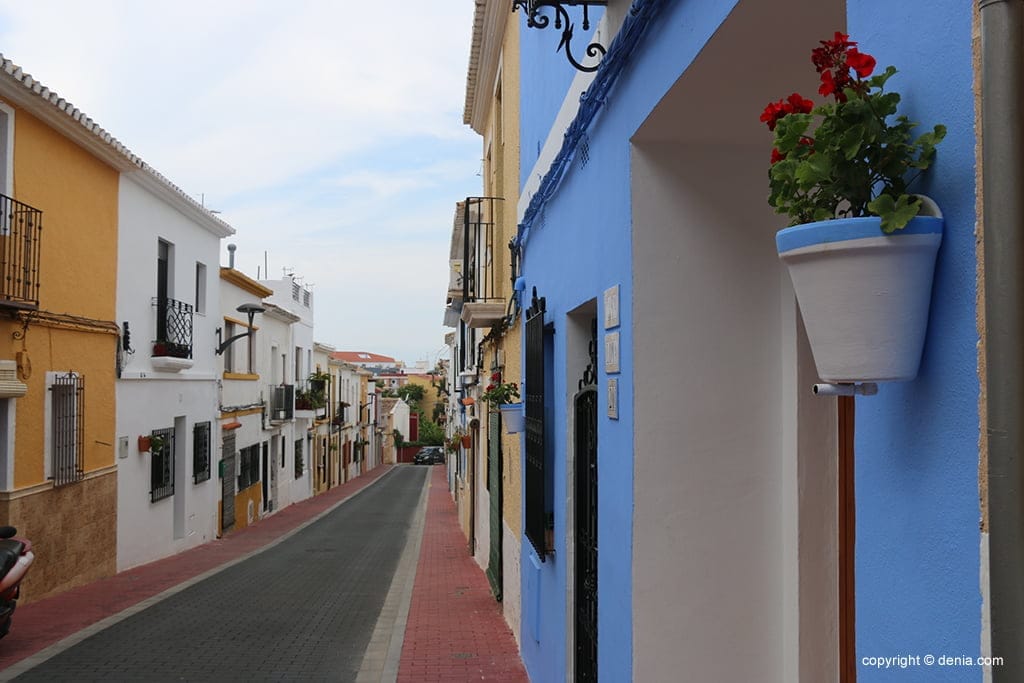 el barrio les roques se llena de flora 09