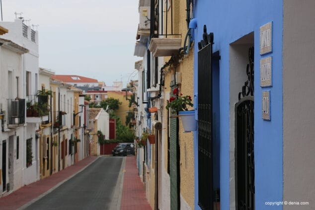el barrio les roques se llena de flora 10
