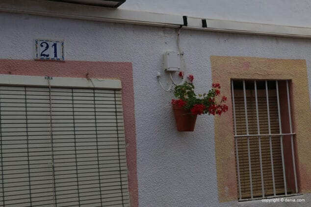 el barrio les roques se llena de flora 11