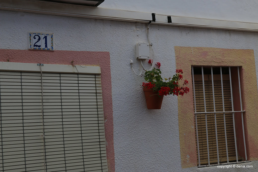 El barrio Les Roques se llena de flora 11